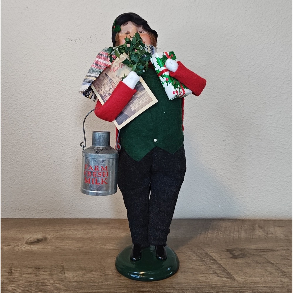 Byers Choice 2004 Caroler Figurine Christmas Red Green Milkman Limited Ed 27/100